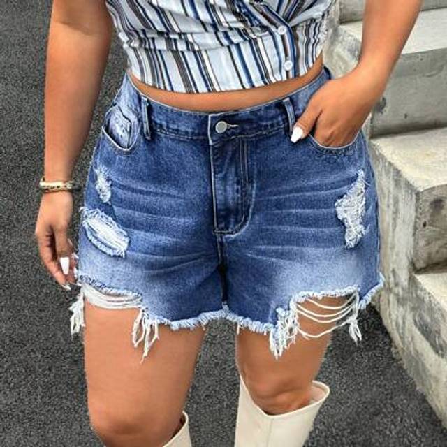 SHEIN Plus Size Women Pocket & Frayed Trim Ripped Denim Casual Shorts