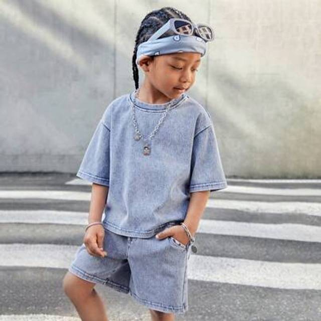 SHEIN 2pcs/Set Young Boy Spring Summer Distressed Stonewashed Blue Knitted Denim Short Sleeve T-Shirt And Baggy Knitted Denim Bermuda Shorts,For Kids Summer