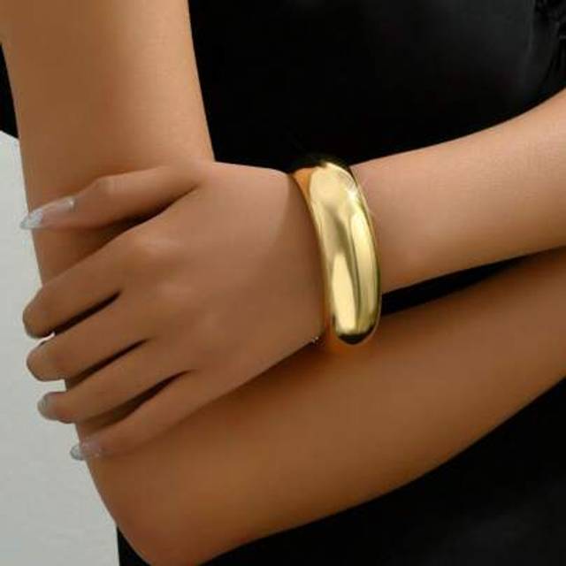 SHEIN 1pc/Set Chunky Glossy Bangle Bracelet, European & American Style, Suitable For Gifts, Women Summer Party & Dance