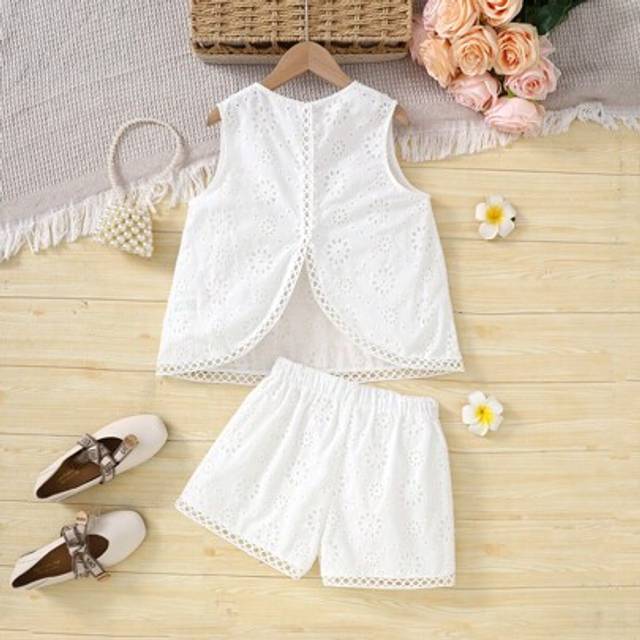 SHEIN Tween Girls Woven Flower Embroidered Webbing Spliced ââWith V-Shaped Back Bow Loose Sleeveless Top And Shorts Two-Piece Set, White Suit, Suitable