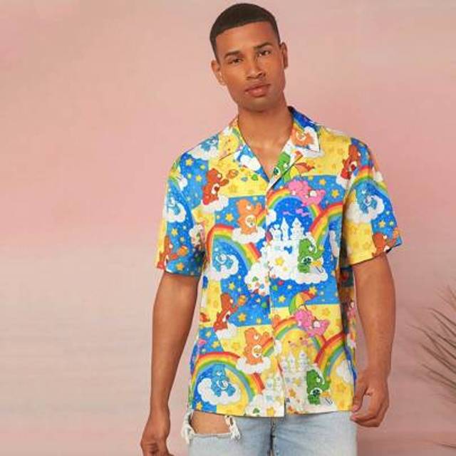 SHEIN Men&#39;s Summer Vacation Cartoon Fantasy Dopamine Rainbow Bear Sky Pattern Casual Loose Short Sleeve Shirt