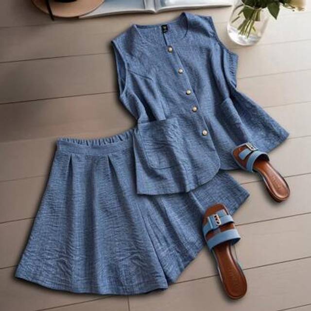 SHEIN Plus Size Women&#39;s Plain Woven Casual Shorts & Sleeveless Top 2 Pieces Set, Elegant Office Wear, Spring/Summer