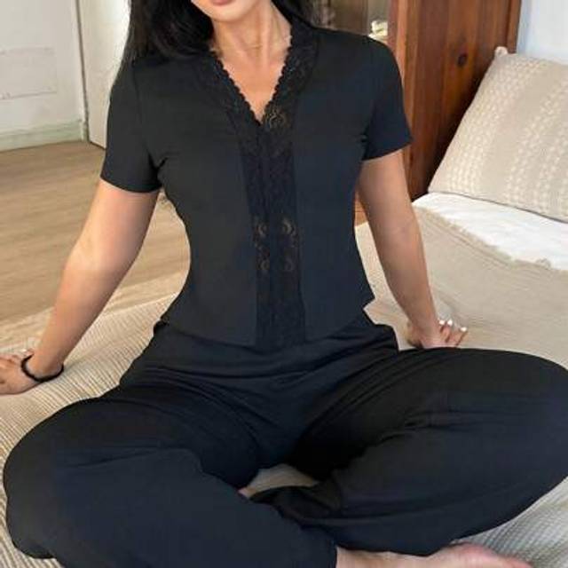SHEIN 2pcs/Set Women Solid Color Contrast Lace Short Sleeve Top And Pants, Sexy Sleepwear Set