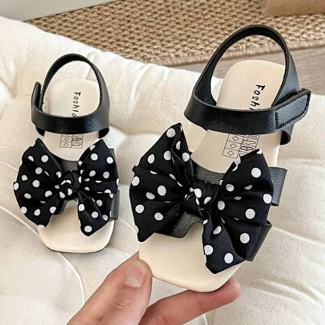 SHEIN A Pair Of Best-Selling Children&#39;s /2025 New Girls&#39; Sandals, With The Main Body Of The Upper Being Black And Decorated With A Large Black And White Pol