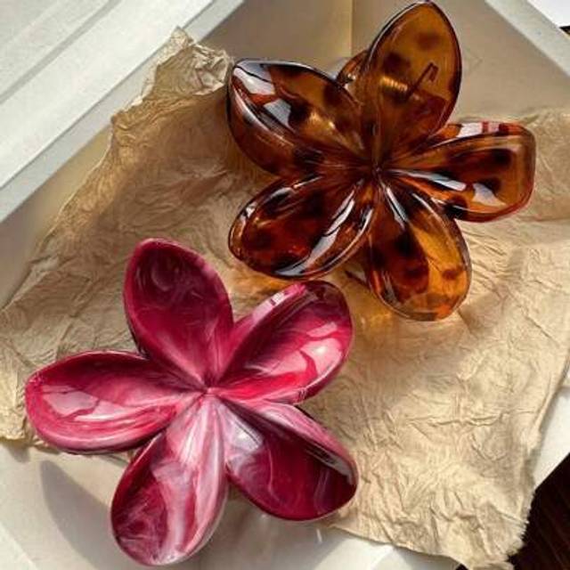 SHEIN 2pcs Women Minimalist Leopard Print Caramel Acrylic Floral Hair Claw Clips, Elegant And Versatile Hair Accessories For Casual, Party, And Daily Wear