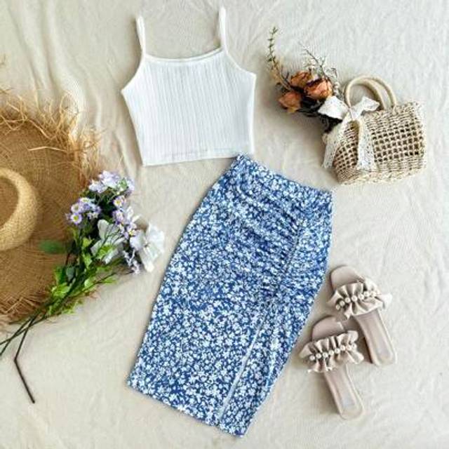SHEIN Tween Girl Vacation Style Knit Camisole Top And Tiered Ditsy Floral Slit Skirt Set
