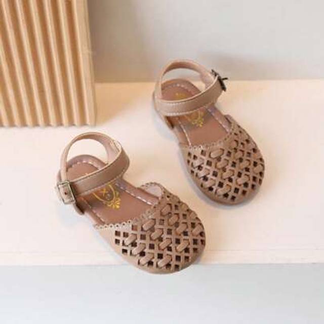 SHEIN 1 Pair Hollow Knit Fashion Kid&#39;s Soft & Comfortable Vacation Beach Sandals, Girls Solid Color Simple Versatile Flat Casual Elegant Sandals