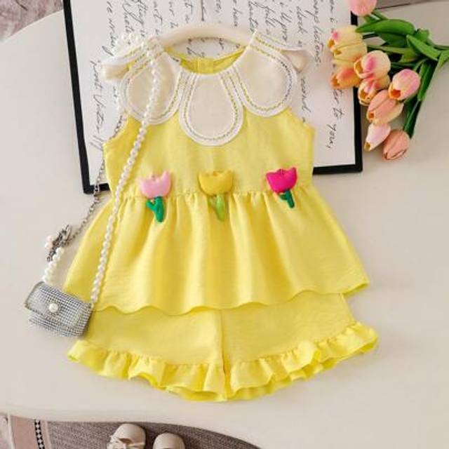 SHEIN 2pcs Girl (Small) Light Yellow Peter Pan Collar Sleeveless Cartoon Floral Applique Top & Shorts Set, Lively Casual Playwear