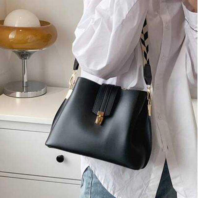SHEIN Minimalist Metal Decor Webbing Strap Women&#39;s Bucket Bag