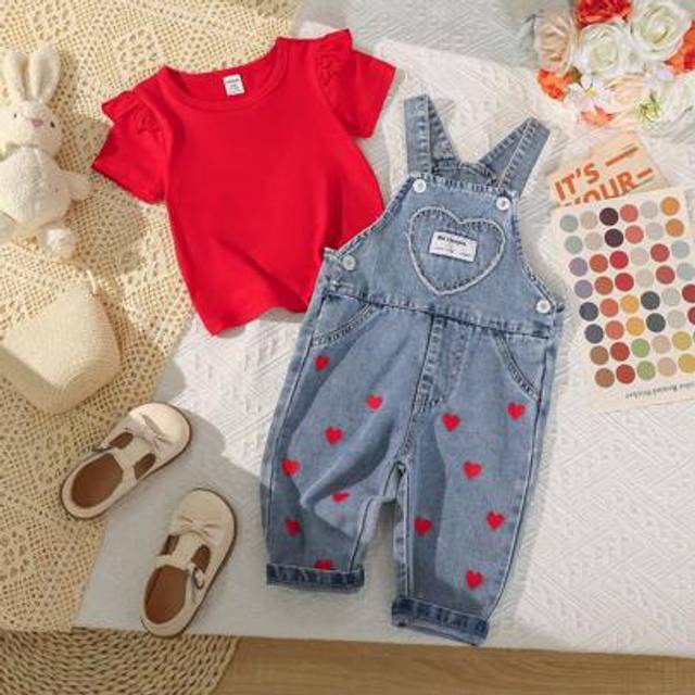 SHEIN Baby Girl Fashion Round Neck Short Sleeve Top And Casual Heart Print Bib Pants Overall Set
