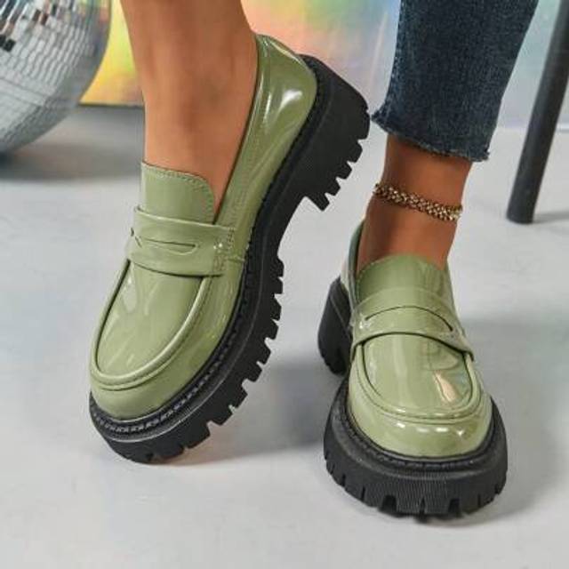 SHEIN Women&#39;s Metal Chain Accent British Style Thick Sole Patent Leather Loafers Slip-On Soft Bottom Flats, Fashionable & Comfortable Green Casual Shoes