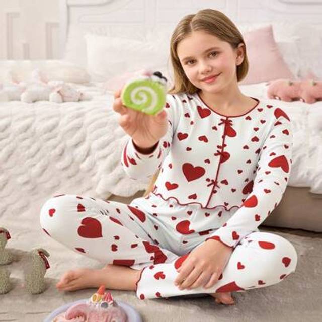 SHEIN 2pcs Tween Girl Pajamas Set - Long Sleeve Shirt And Matching Pants. Designed With Varied Size Heart Prints And Bow Decors, Red
