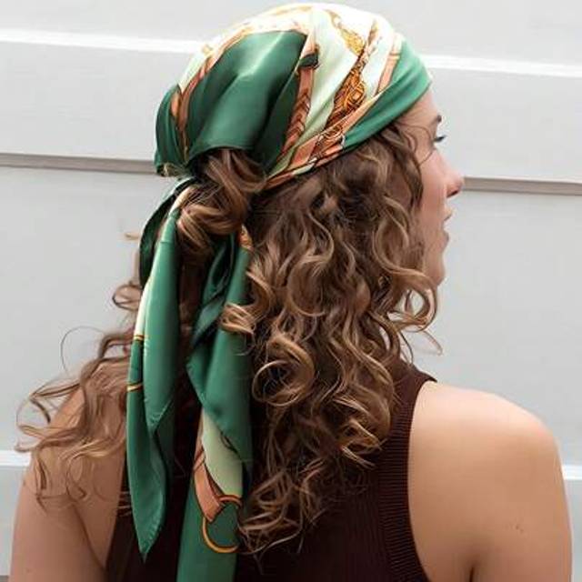 SHEIN 1pc Bohemian Style Chain Print Women Bandana Satin Scarf, Elegant Head Wrap & Shawl For Daily Casual Wear, Sunscreen Beach Accessories
