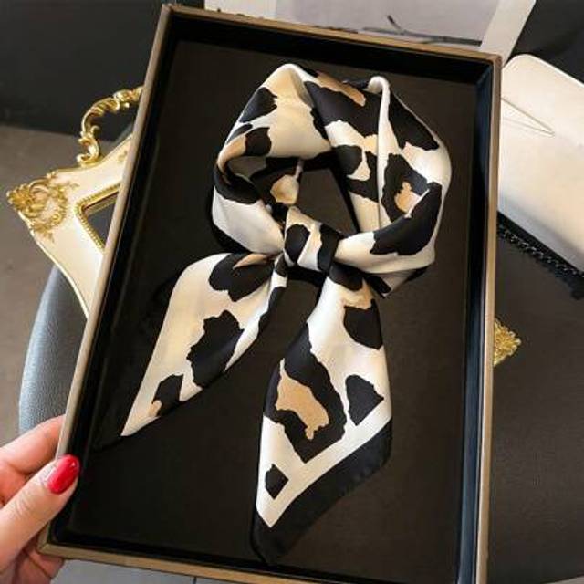 SHEIN 1pc Women&#39;s Leopard Print Square Scarf Imitation Silk Hair Scarf Spring And Summer Shawls Shawl Korean Version Printed Silk Scarf Tie Neck Protection