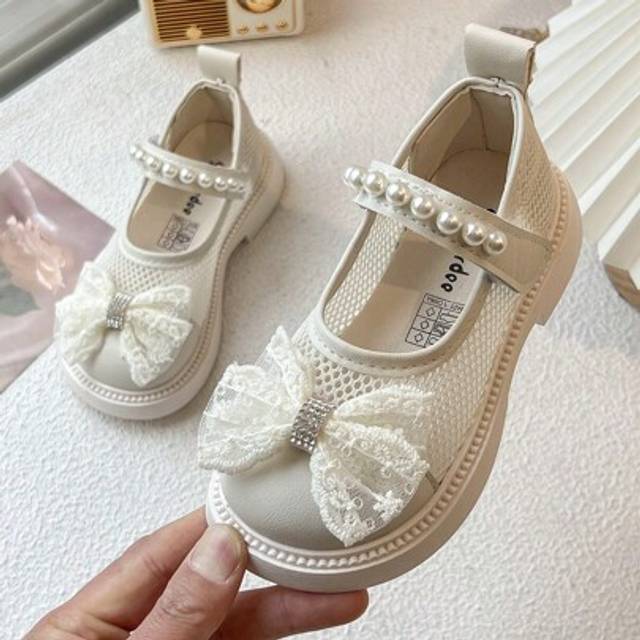 SHEIN A Pair Of Best-Selling Non-Slip Princess Sandals For Kids. The Upper Is Made Of Gauze, With A Light Grey Leather Section, The Toe Is Decorated With A