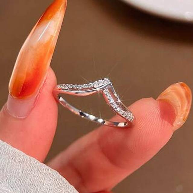SHEIN 1pcs925 Sterling Silver Simple Elegant V Shape Row Diamond Ring Ladies Ring For Women Daily Wear And Party Wear