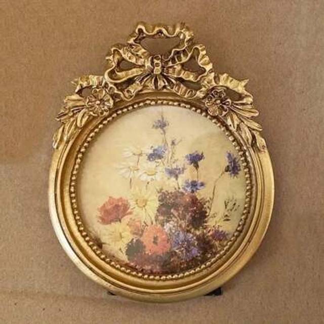 SHEIN 1pc Antique Golden Round Carved Mini Photo Frame, Nostalgic Court Style Photo Frame, For Home Wall Decoration, Desktop Decoration, Figure Photo Decora