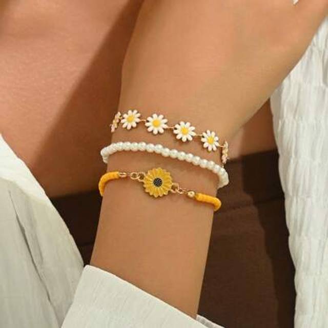 SHEIN 3pcs/Set Faux Pearl Daisy Flower Beaded Adjustable Bracelets, Fashion Design Jewelry Suitable For Women&#39;s Daily Outfit