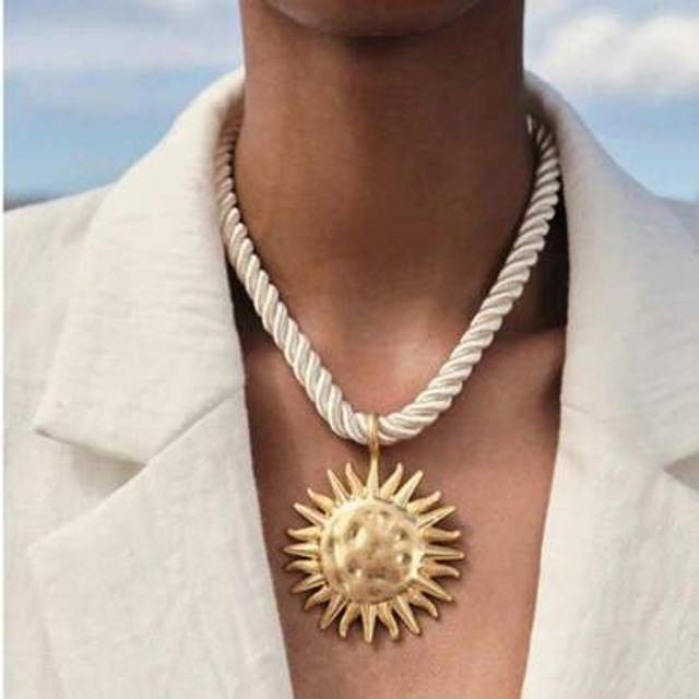 SHEIN 1pc Summer Vacation Beach Style Sun Pendant Chunky Rope Necklace For Women