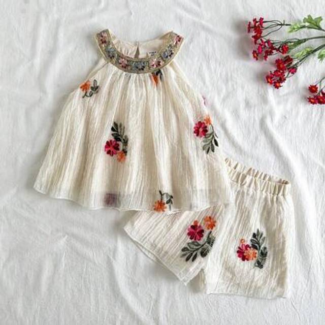 SHEIN Young Girl Summer Set, Floral Embroidery Sleeveless Top And Matching Shorts, Countryside Style, Suitable For Outdoor Activities, Daily Wear, Parties A