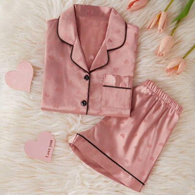 SHEIN Tween Girls&#39; Satin Heart Pattern Short Sleeve Top & Shorts Pajama Set, Loungewear