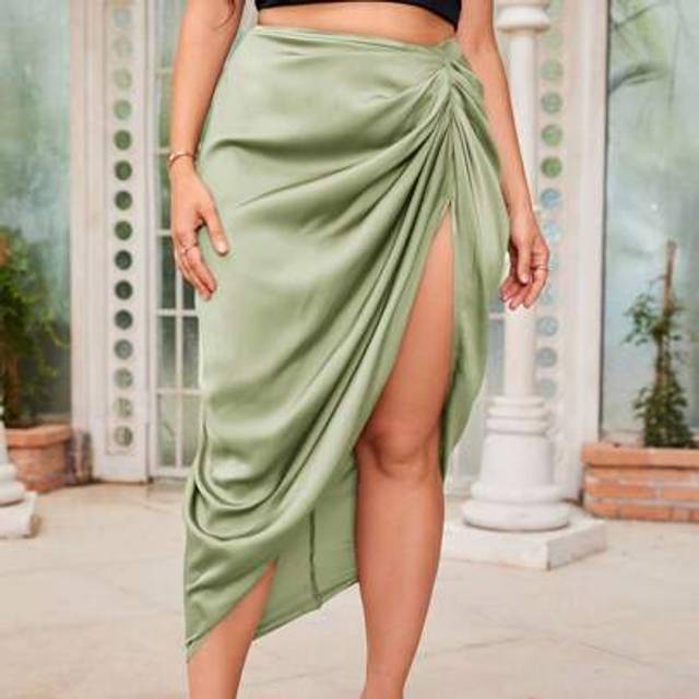 SHEIN Plus Size Women&#39;S Pleated Maxi Skirt