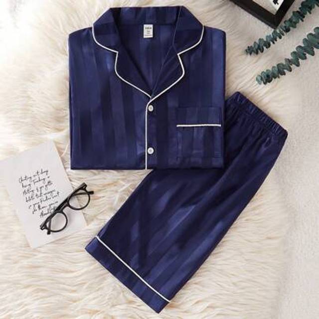 SHEIN Teenage Boys&#39; Navy Blue Classic Satin Thick Stripe Imitation Silk Fabric Casual Comfortable Short Sleeve Shorts Pajama Set