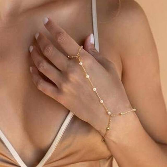 SHEIN 1pc Elegant Soft Faux Pearl Beads Eternity Finger Chain Bracelet, Suitable For Daily Wear, Banquet, Gift For Lover Or Mom (Random Length & Beads)