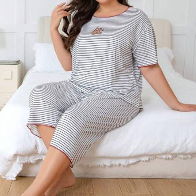 SHEIN 2pcs Women Plus Size Cute Bear & Striped Print Short Sleeve T-Shirt And 3/4 Pants Sleepwear Set, Comfortable Homewear For Spring, Summer, With Slight