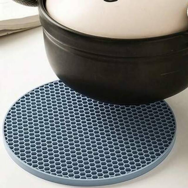 SHEIN 2pcs/Set Kitchen & Dining Silicone Insulation Pad, Dusty Blue Honeycomb Textured Round Anti-Slip Hot Pot Mat For Table