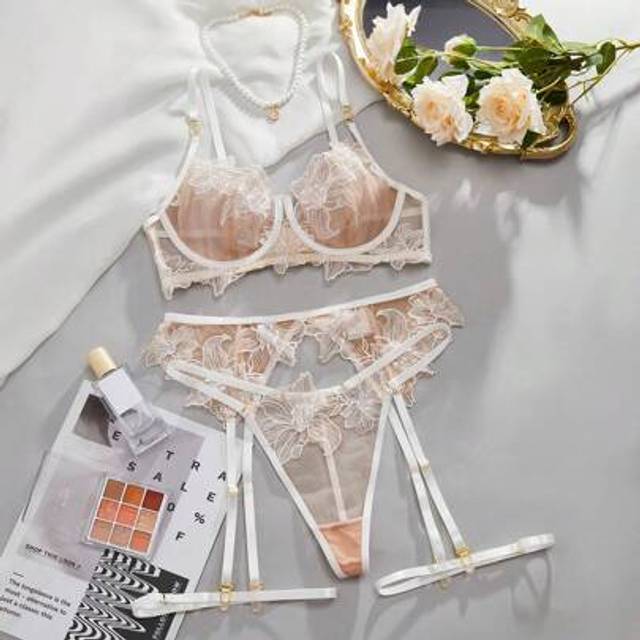 SHEIN Floral Lace Underwire Garter Lingerie Set