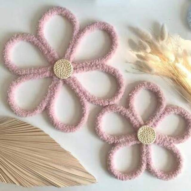 SHEIN 2pcs Handmade Daisy Flower Wall Hangings, Elegant Colorful Daisy Flowers, Boho Chic Daisy Floral Tapestry - Woven Wall Decor, Boho Bedroom Dorm Room W