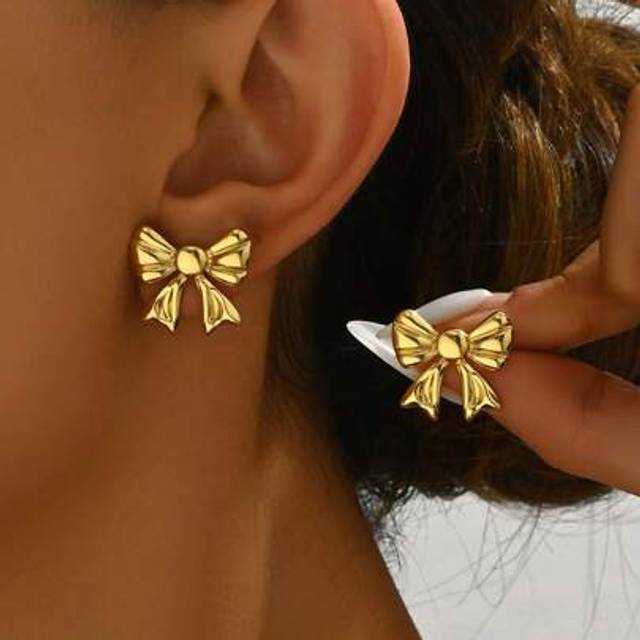 SHEIN 1 Pair Elegant Gold-Tone Stainless Steel Butterfly Stud Earrings For Women, Classic Daily Wear