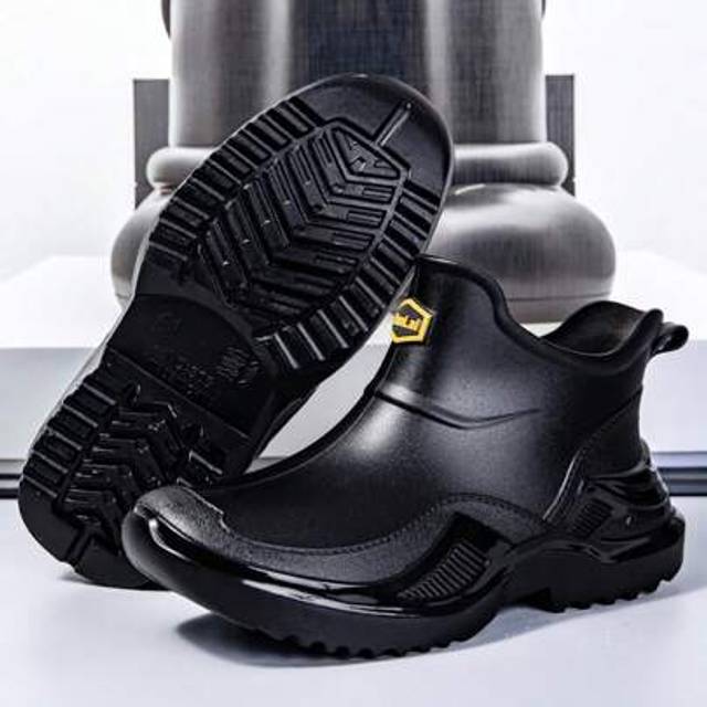 SHEIN German Style Non-Slip Fashion Short Outdoor Rain Boots For Men,Waterproof For Car Washing,Camping,Fishing,Thick Rubber Boots For Kitchen,Construction