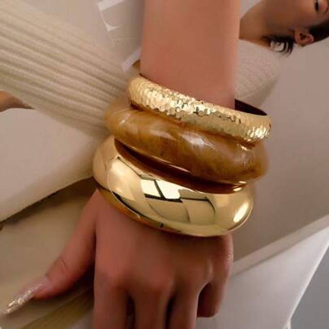 SHEIN Pack Of 3 Chunky Cuff Bracelets Set, Golden Metal Wheels With Acrylic Resin Bangles, Fashionable Stacked Bracelet Pack For Women (Resin Bracelet Color