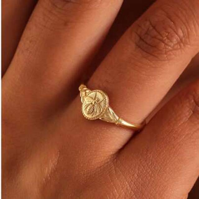 SHEIN 1pc Vintage Bee Design Gold-Tone Plated Knuckle/Midi Ring, Fashionable Unique Small Jewelry For Women, Suitable For Daily Wear