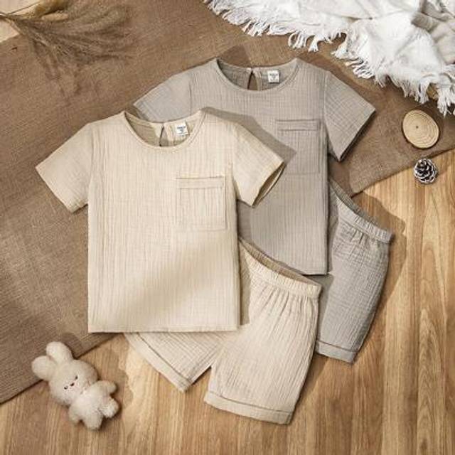 SHEIN Young Boy Holiday Outfits Christmas Casual Outfits Apricot And Light Gray Crew-Neck Short-Sleeved Tops Are Paired With Baggy Shorts For A Summer Four-