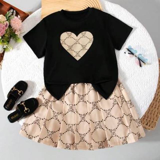 SHEIN Tween Girl Holiday Cute Heart Pattern Comfortable Round Neck Short Sleeve T-Shirt + Pleated Skirt Set, Suitable For Summer Vacation And Outdoor Wear,H