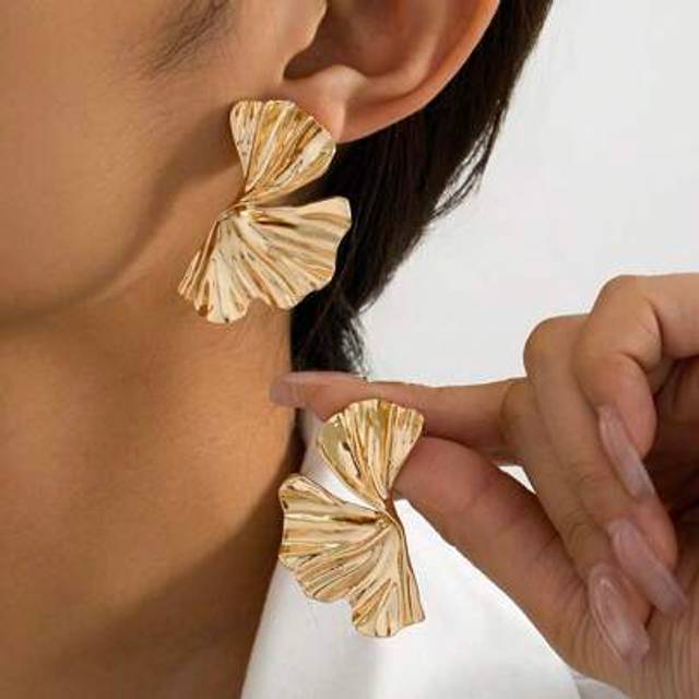 SHEIN 1 Pair Vintage Gold Irregular Pleated Leaf-Shaped Stud Earrings, Suitable For Women&#39;s Daily Wear, Dating, And Parties