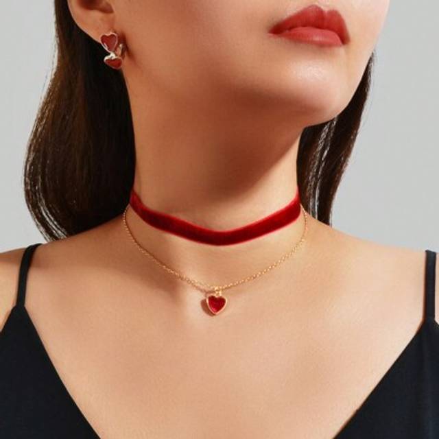 SHEIN 3 Pcs Valentine&#39;s Day Gift Jewelry Set Red Velvet Choker Gold Chain Heart Charm Necklace And Heart Hoop Stud Earrings