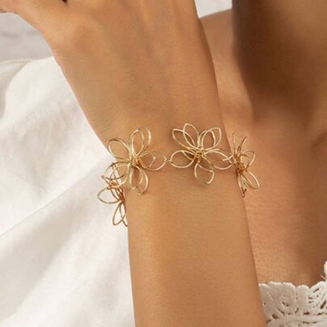 SHEIN A Light Luxury High-End Design Floral Ladies&#39; Elegant Bracelet Suitable For Daily Matching And Giving As A Gift To Friends