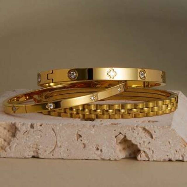 SHEIN 18K Gold Plated Stainless Steel Stackable Bracelet With Chain And Clover Design, Fashion Style For Women, Suitable For Casual, Party, Holiday, Birthda