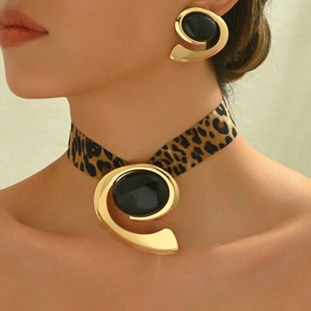 SHEIN 3pcs/Set New European And American Style Metal Earrings And Necklace Jewelry Set, Sexy Exaggerated Geometric Shape, Leopard Print, 18K Gold, Black Ova