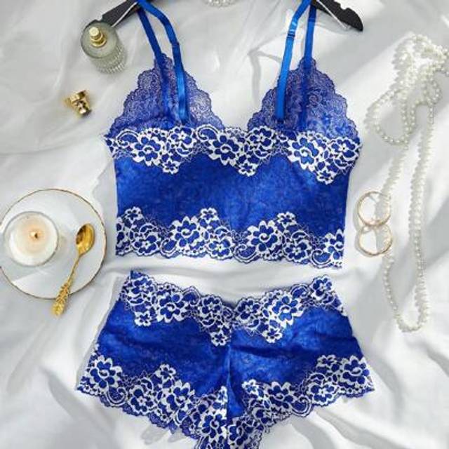 SHEIN Women&#39;s Spaghetti Strap Lace Contrast Color Backless Bra And Panty Lingerie Set