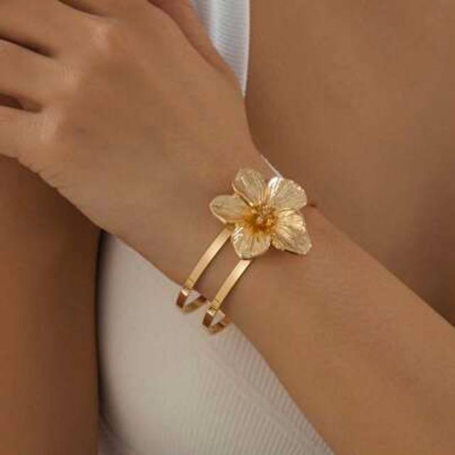 SHEIN 1pc Elegant Summer Holiday Golden 5-Petal Flower Bangle Bracelet For Women