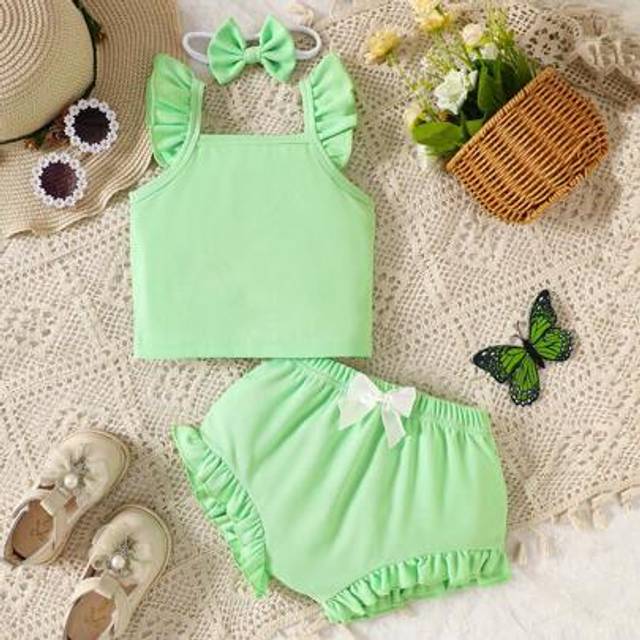 SHEIN 3pcs Baby Girls&#39; Casual Sleeveless Top, Ruffle Hem Shorts, And Hair Scrunchie 3-Piece Set, Suitable For Spring & Summer Wear