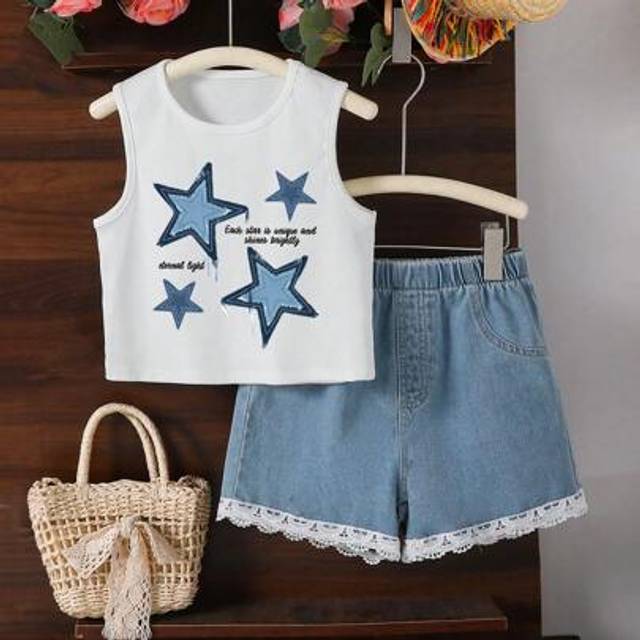 SHEIN 2pcs/Set Girls Star Print Round Neck Ribbed Vest And Lace Trim Denim Shorts Set, Casual Style, Spring/Summer