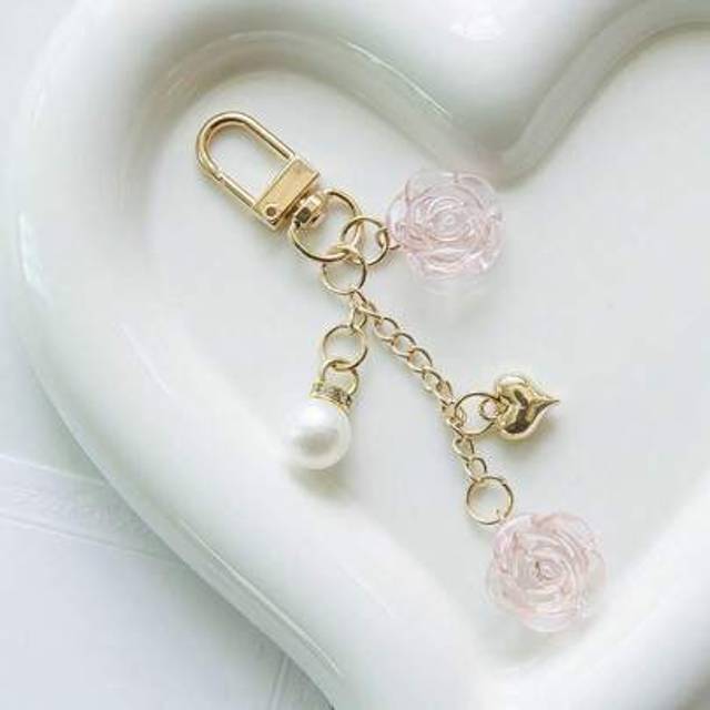 SHEIN 1pc Ladies Elegant Minimalist Rose Flower Heart & Faux Pearl Decor Key Chain Fashionable Bag Charm Gifts For Women Keychain Accessories Small Gifts Va