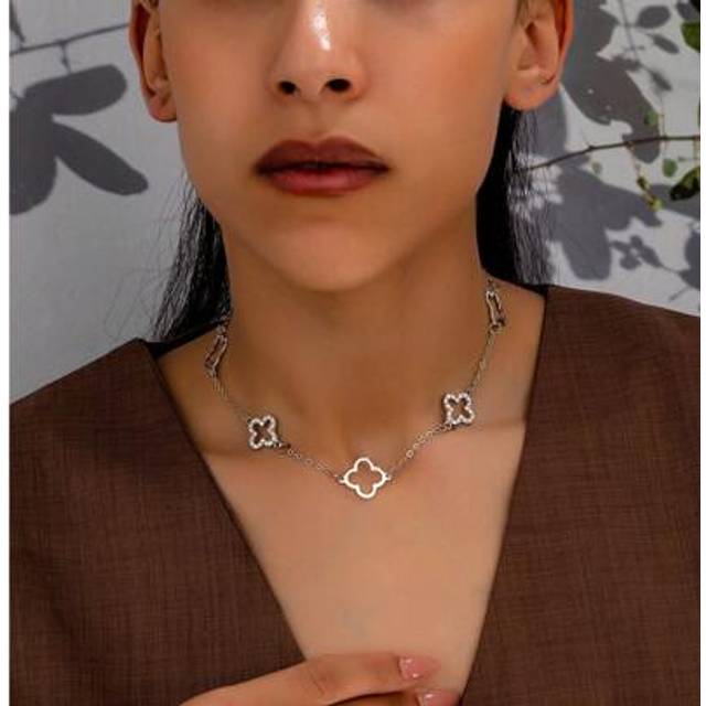 SHEIN 1pc Hollow Diamond-Studded Four-Leaf Clover Pendant Necklace, Vintage Elegant Style For Women