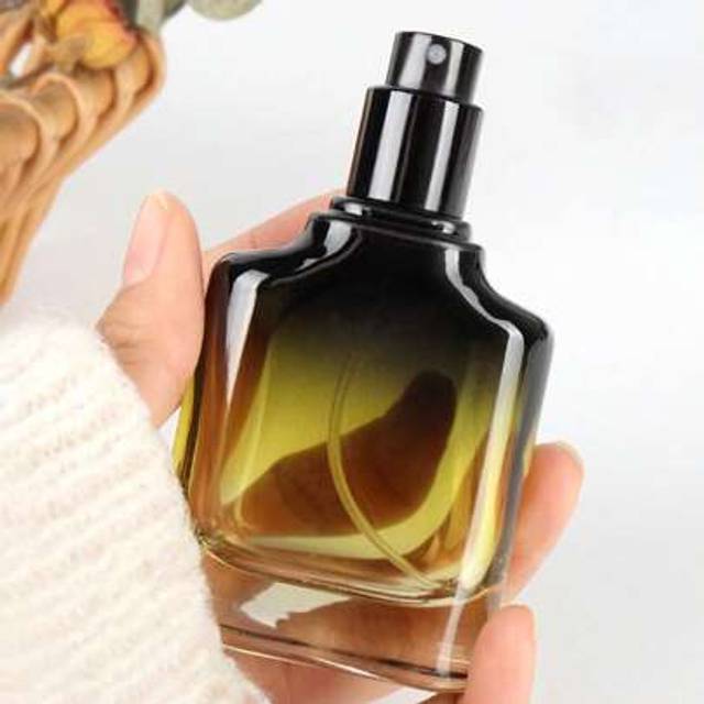 SHEIN 1pc Refillable Gradient Glass Perfume Atomizer - 30ml Square Vials With Black Screw Lid, Portable Travel Bottles For Essential Oils & Fragrances Vacat